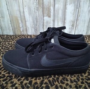 NIKE BLACK SNEAKERS SHOES 7.5 OR 8 WOMEN'S RUNS A LIL BIGGER LIKE NEW